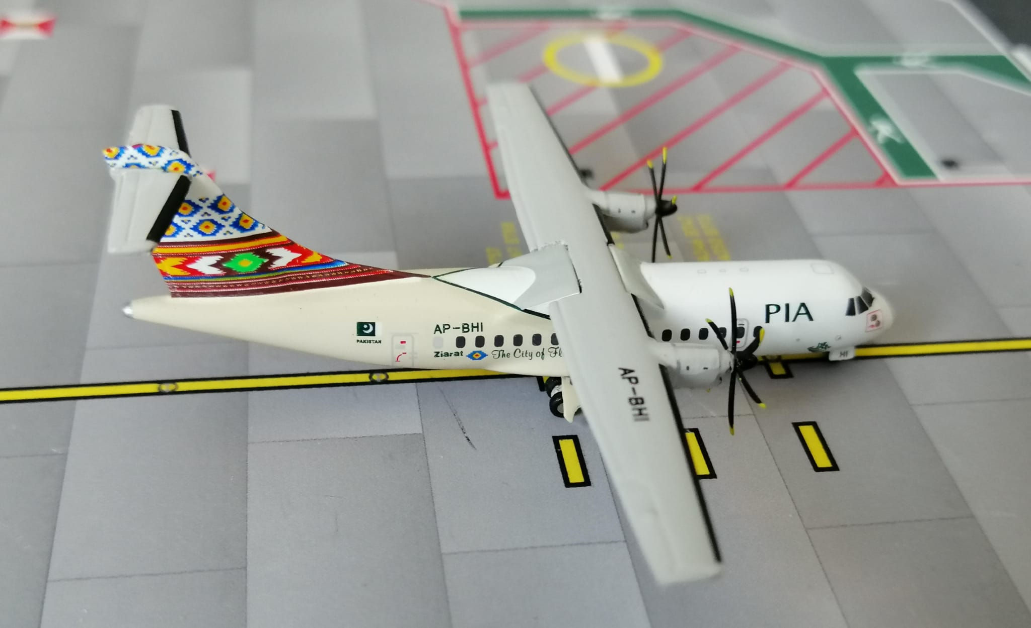 JC WINGS PIA PAKISTAN INTERNATIONAL ATR42-500  AP-BHI 1-400