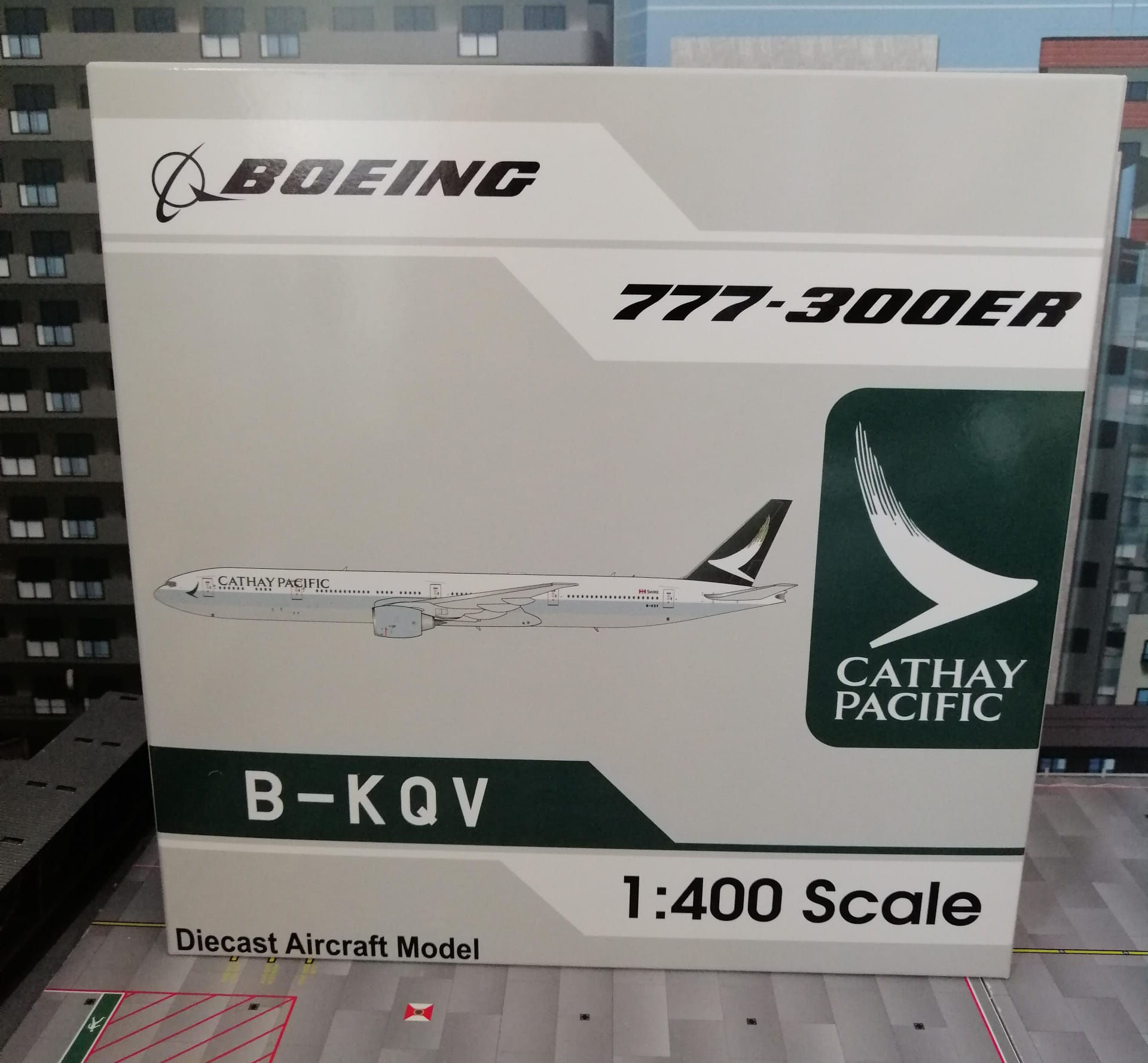 AV400 CATHAY PACIFIC BOEING B777-367ER B- KQV 1/400