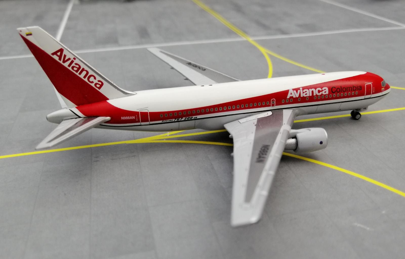 AEROCLASSICS AVIANCA COLUMBIA   B767-200ER  N988AN 1/400