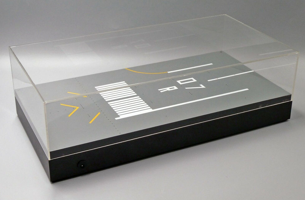 縮圖：JC WINGS RUNWAY DISPLAY CASE WITH LED  "RWY 07R" SERIES 1