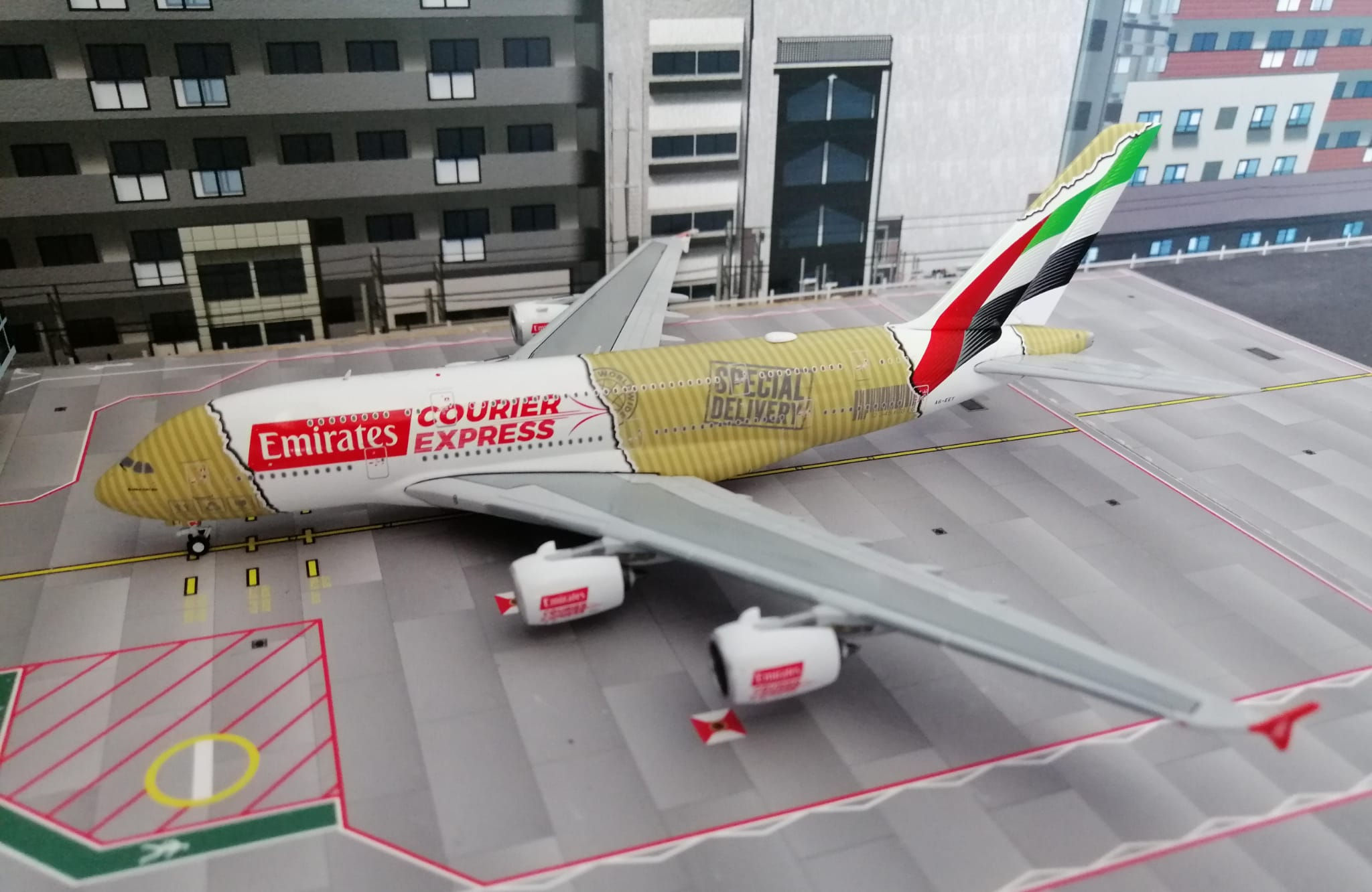 GEMINI JETS EMIRATES A380 A6-EET "DUBAI COURIER EXPRESS" 1/400