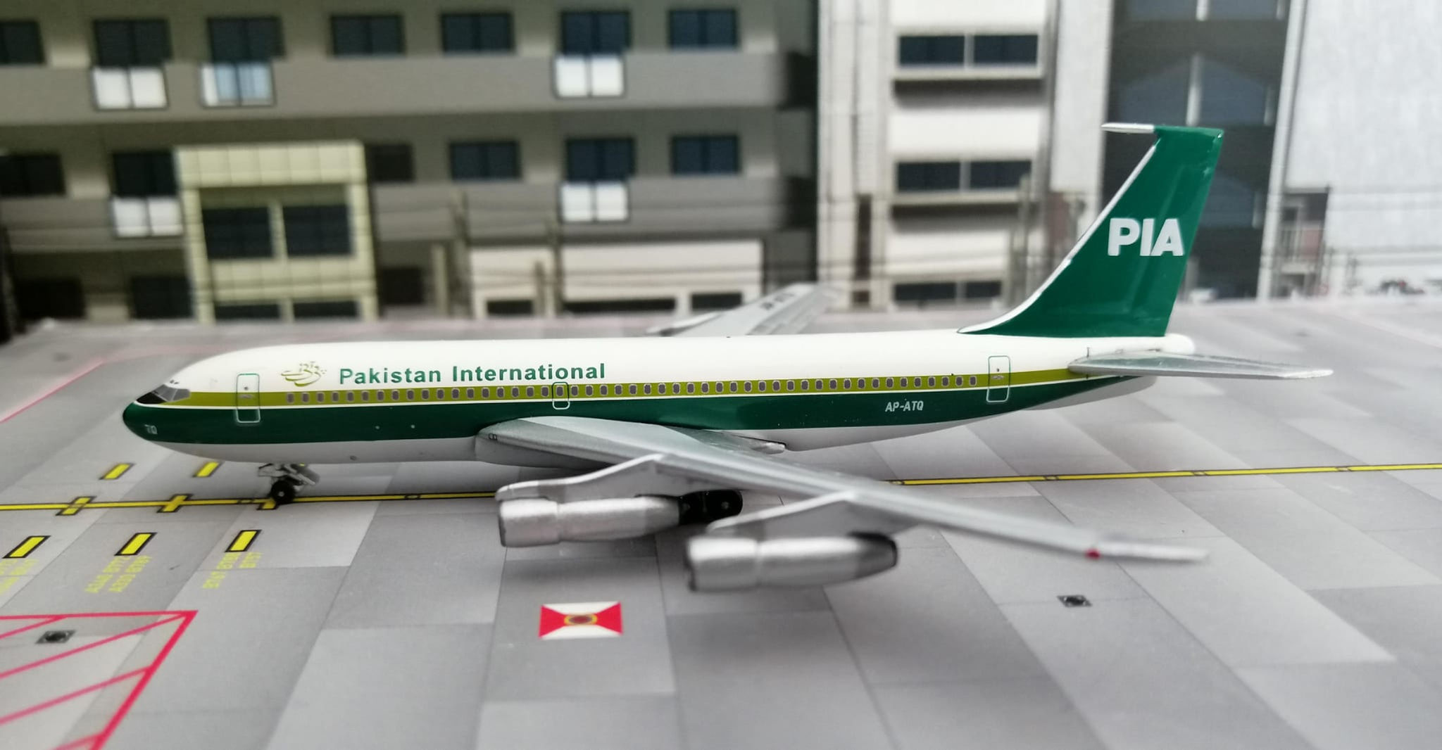 AEROCLASSICS PAKISTAN INTERNATIONAL AIRLINES - PIA BOEING B720-040 AP-ATQ 1-400