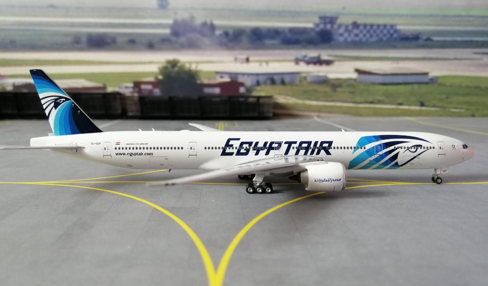 PHOENIX EGYPT AIR BOEING B777-300ER  SU-GDP  1/400