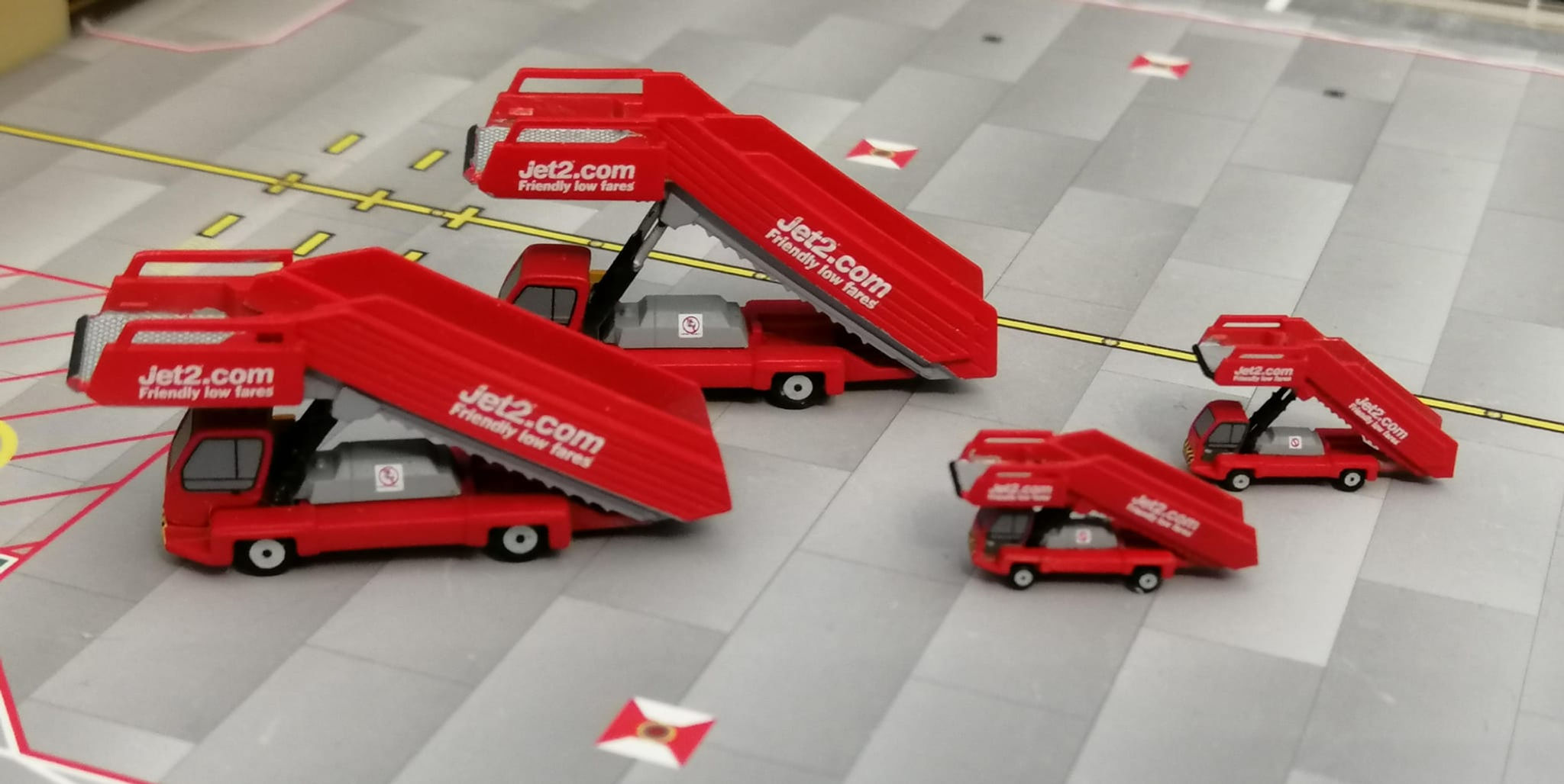 INFINITE MODEL ACCESSORIES - GSE PASSENGER STAIRS JET2 1/400 & 1/200