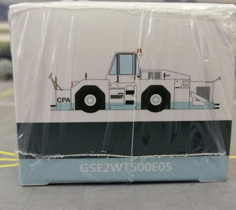 Miniatyrbilde: JC WINGS AIRPORT ACCESSORIES CPA KOMATSU WT500E TOWING TRACTOR SCALE 1/200