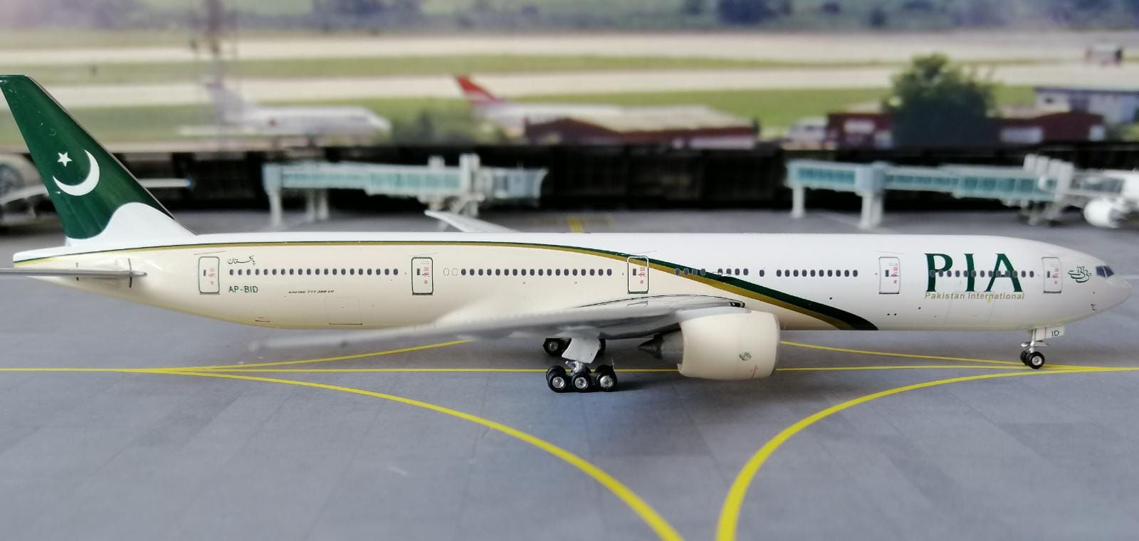 PHOENIX PIA- PAKISTAN INTERNATIONAL AIRLINES B777-300ER AP-BID 1/400