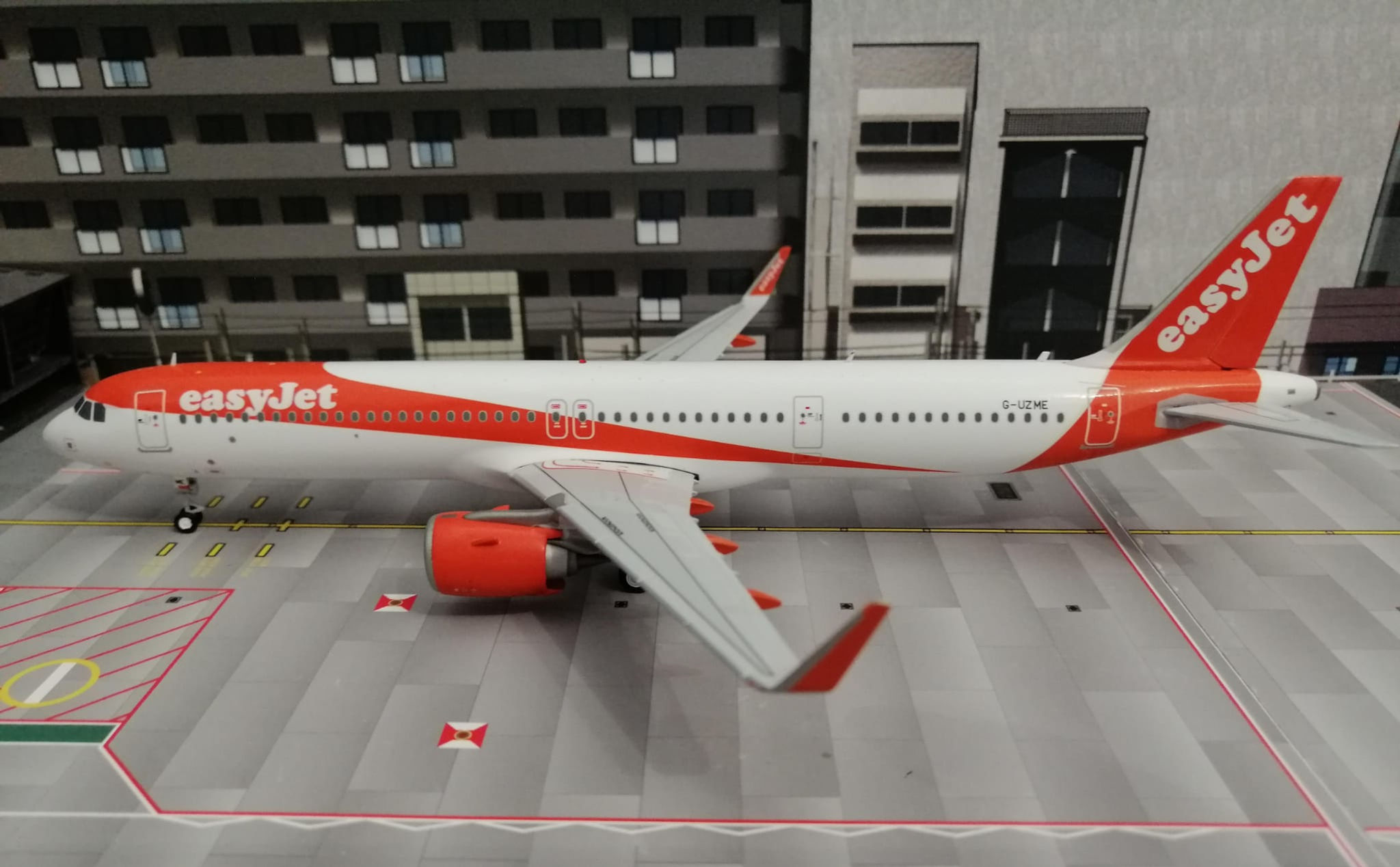JC WINGS EASYJET AIRBUS A321NEO G-UZME WITH GSE 1/200