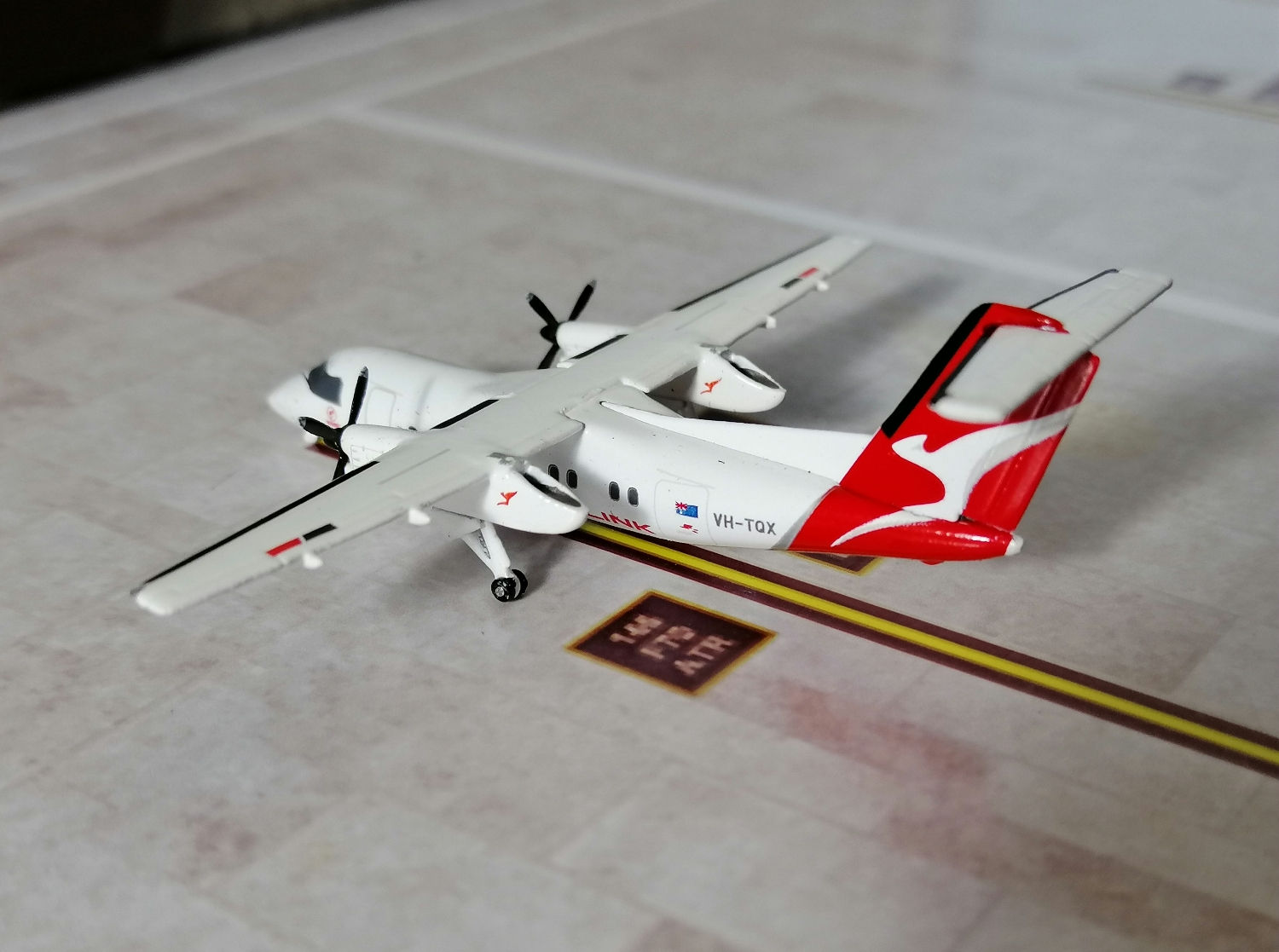 GEMINI JETS QANTAS BOMBARDIER Q200 VH-TQX   1/400