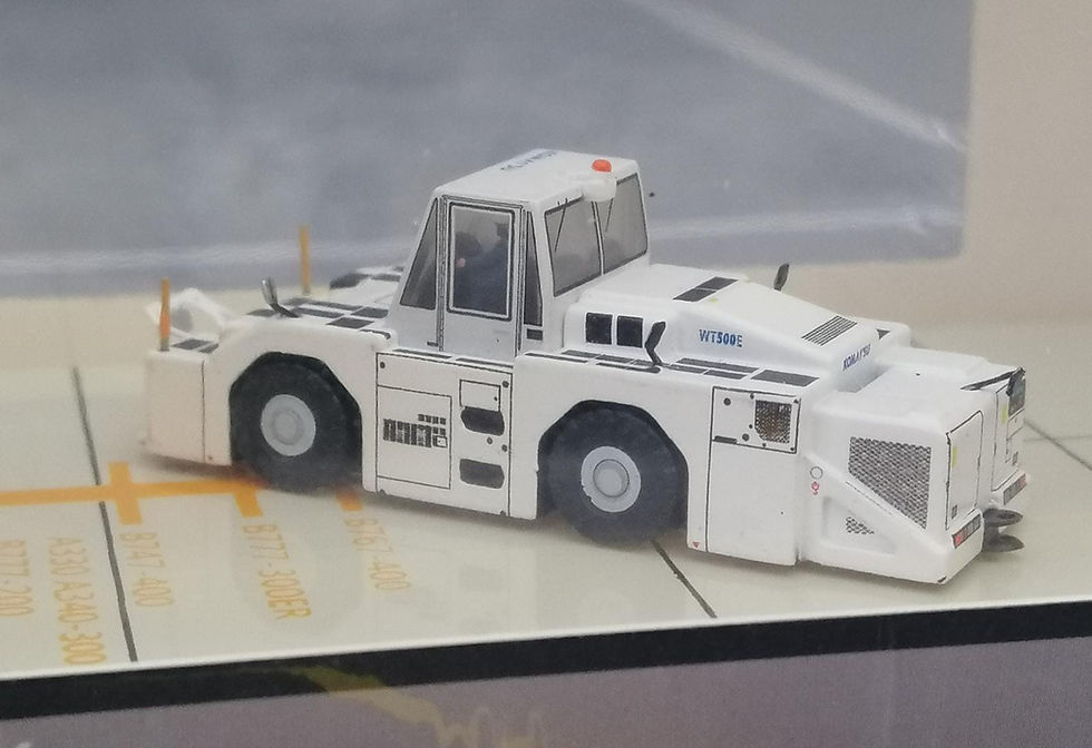 الصورة المصغرة: JC WINGS AIRPORT ACCESSORIES KOMATSU WT500E01 BLANK TOWING TRACTOR SCALE 1/200