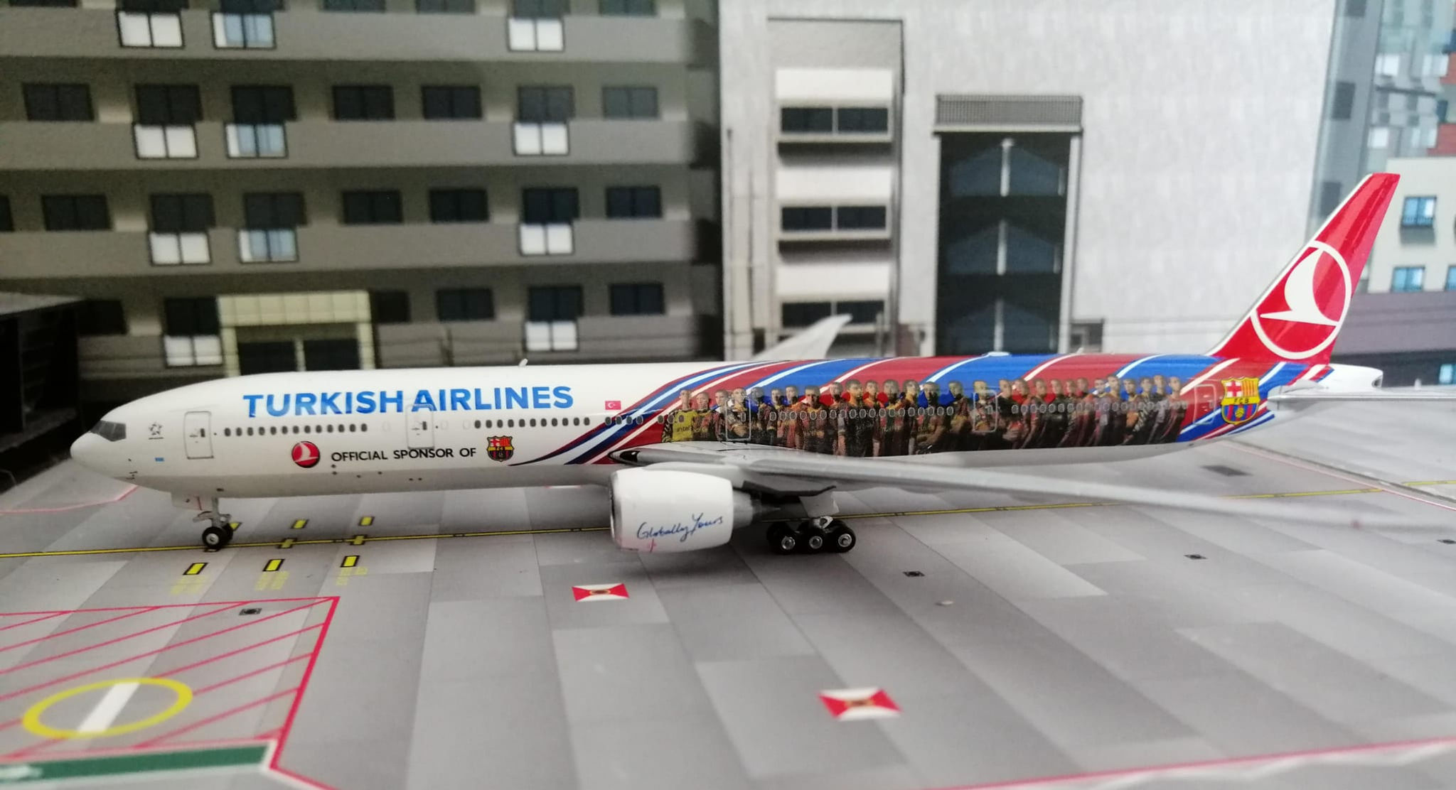 PHOENIX TURKISH AIRLINES BOEING B777-300ER TC-JJI 1-400