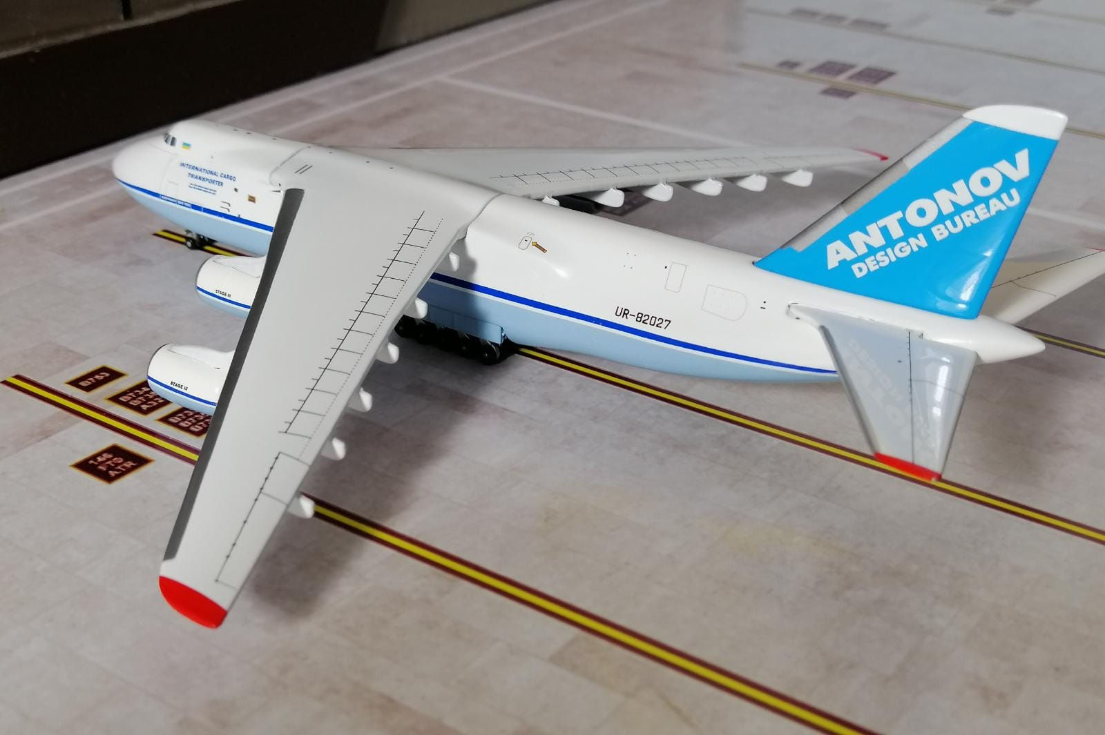 GEMINI JETS ANTONOV AN-124 UR-82027  1/400