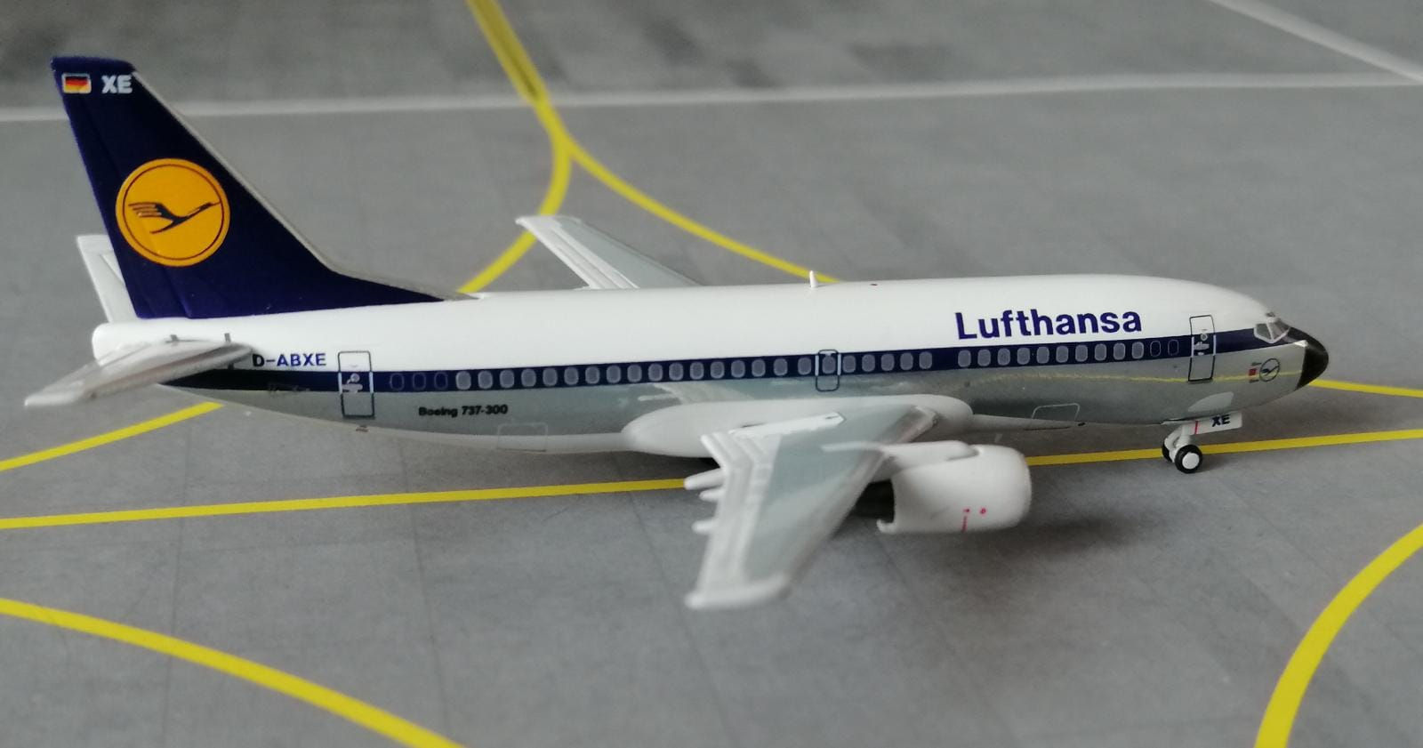 MINIATURE MODELS LUFTHANSA  BOEING B737-330 D-ABXE  1/400