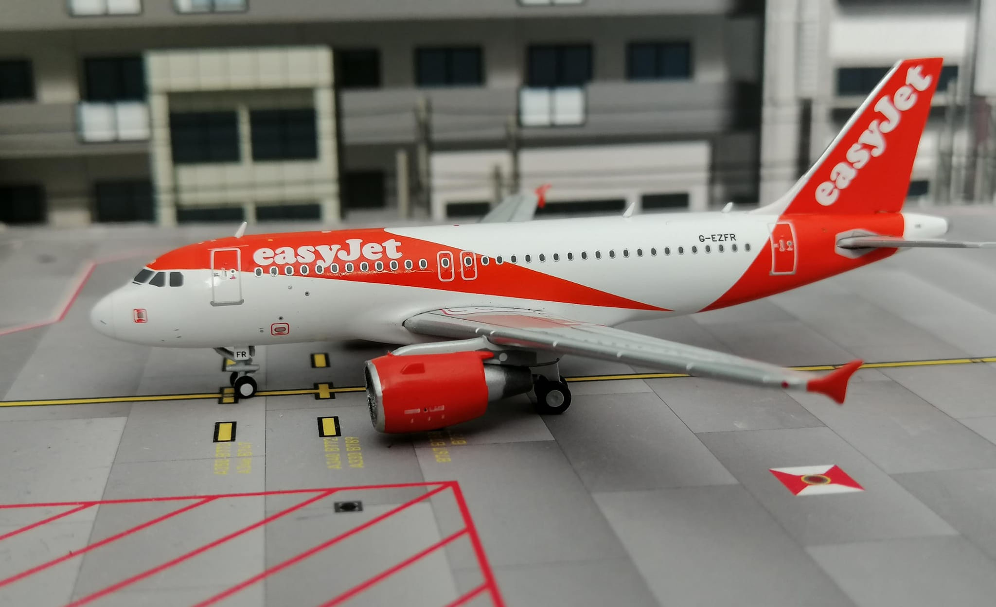 JC WINGS EASYJET AIRBUS A319 G-EZFR 1/400