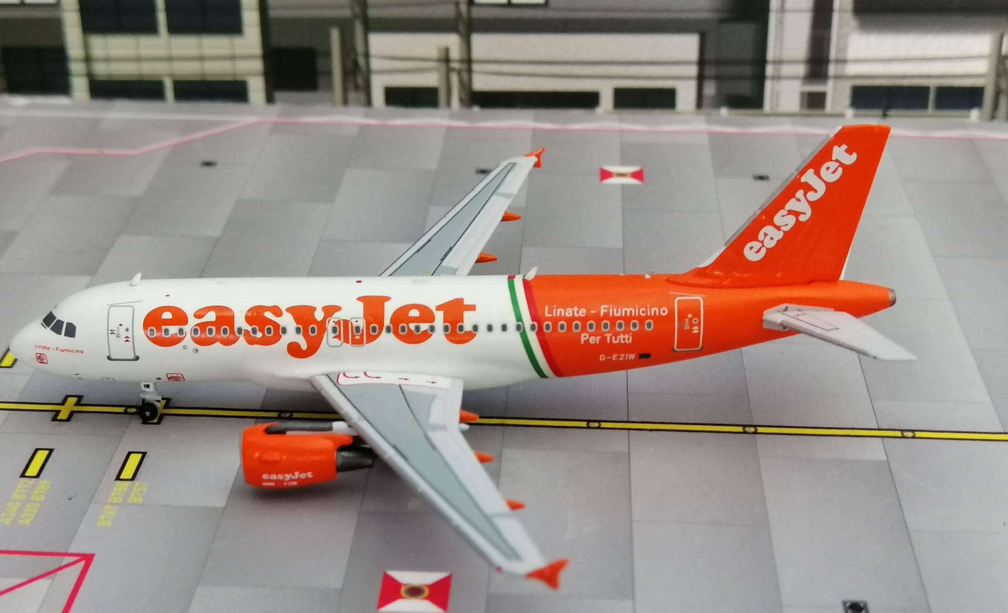 PANDA MODELS EASYJET AIRBUS A319 G-EZIW  1/400