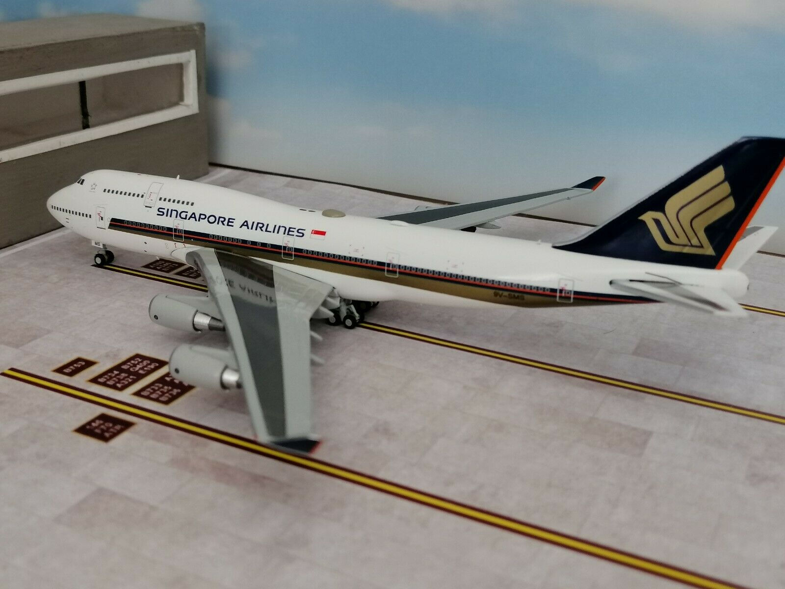 JC WINGS SINGAPORE AIRLINES B747-400 9V-SMS 1/400