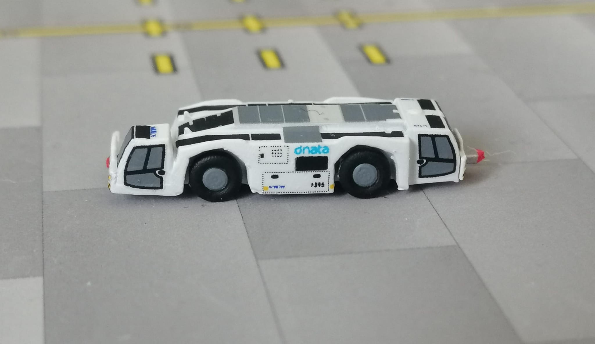 INFINITE MODEL ACCESSORIES - GSE- PUSHBACK TUG F396 DNATA 1/400