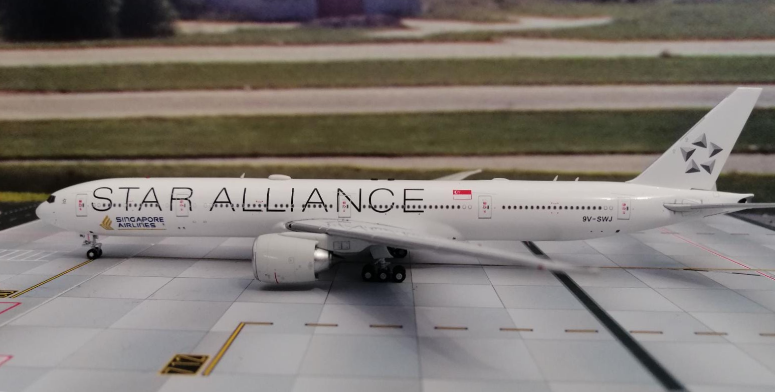 AV400 SINGAPORE AIRLINES  BOEING B777-300ER 9V-SWJ " STAR ALLIANCE" 1/400