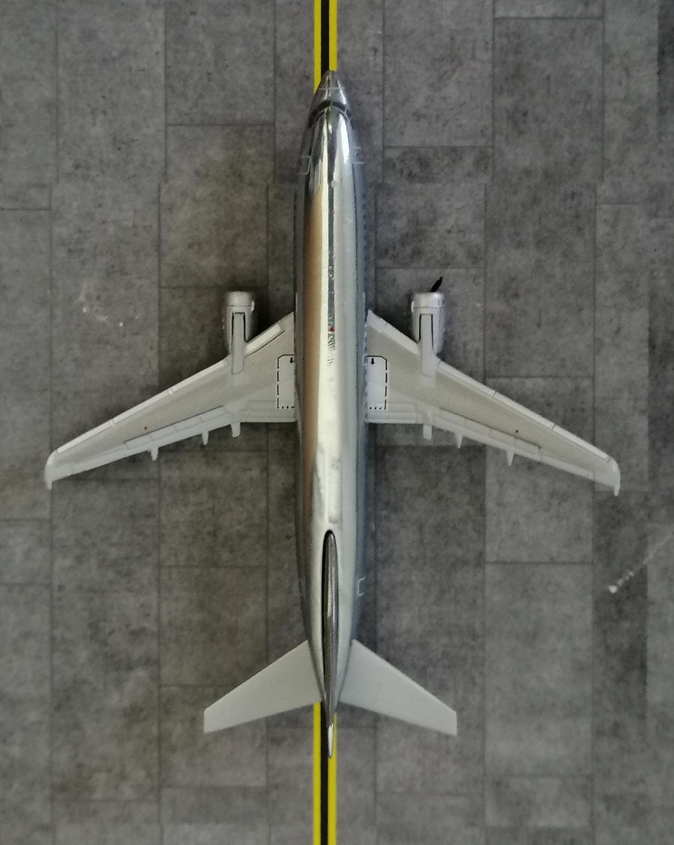 Miniature : C WINGS BOEING B737-300 BLANK - POLISHED VERSION 1/400