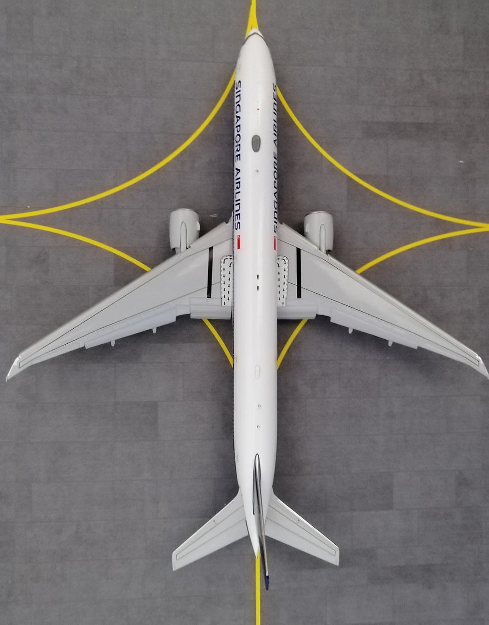 الصورة المصغرة: JC WINGS SINGAPORE AIRLINES BOEING 777-300ER 9V-SWY "FLAPS DOWN" 1/400