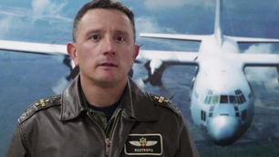 Este es el piloto que recogerá en China a los colombianos