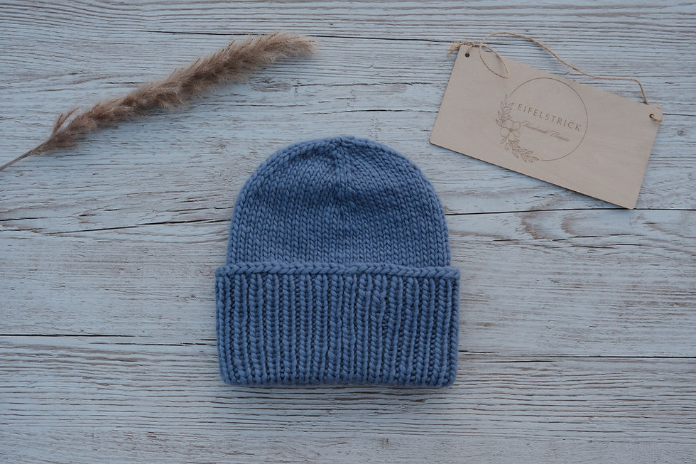 Handgestrickte Wintermütze aus 100% Schurwolle in Hellblau