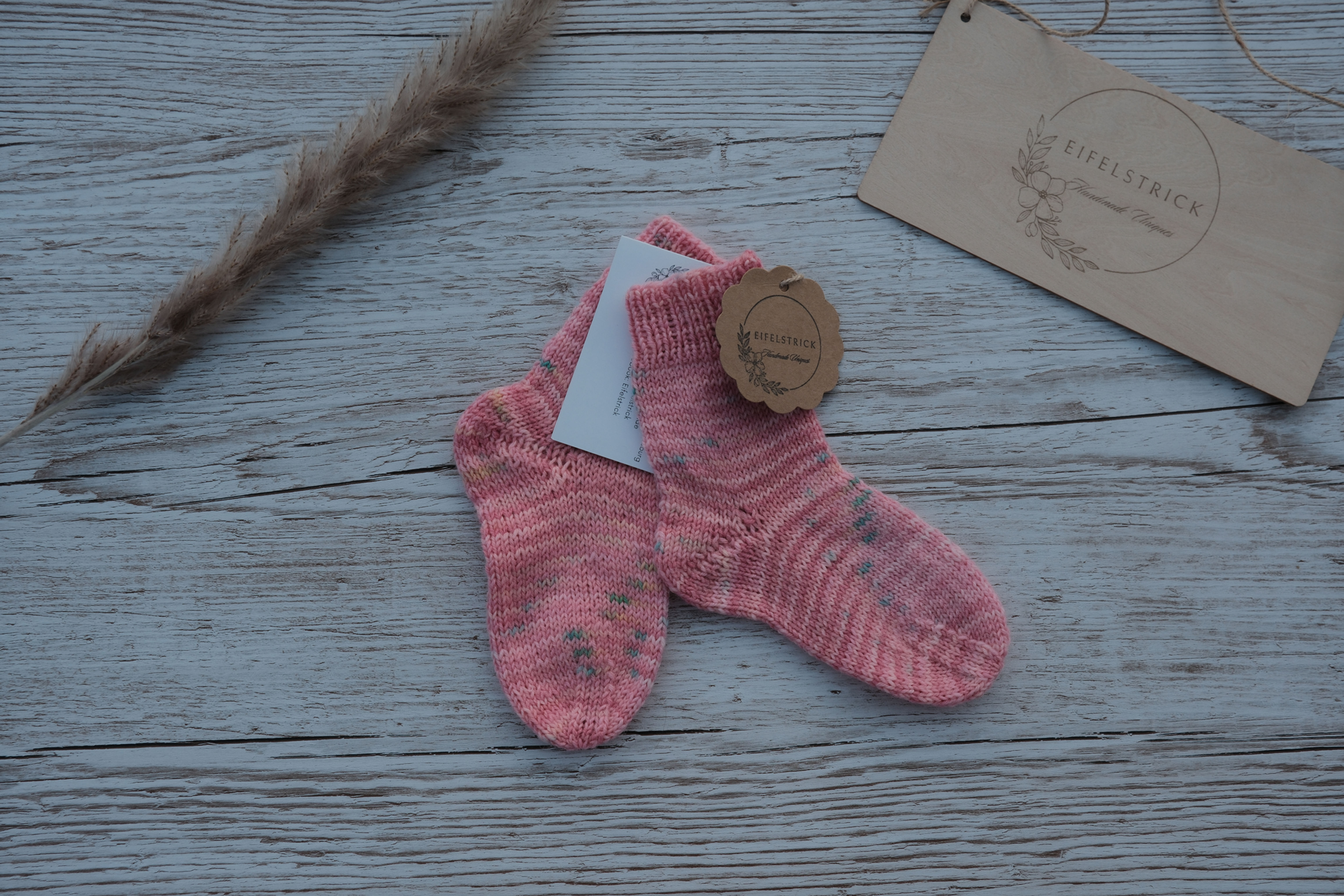 Handgestrickte rosafarbene Kindersocken aus 4-fach Sockenwolle von Eifelstrick