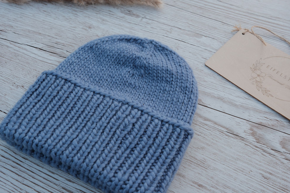 Handgestrickte Wintermütze aus Schurwolle in Hellblau - Seitenansicht