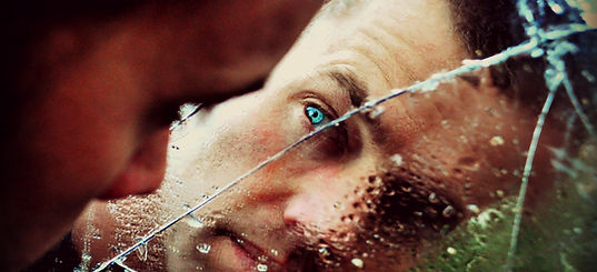 Uomo dietro Broken Glass