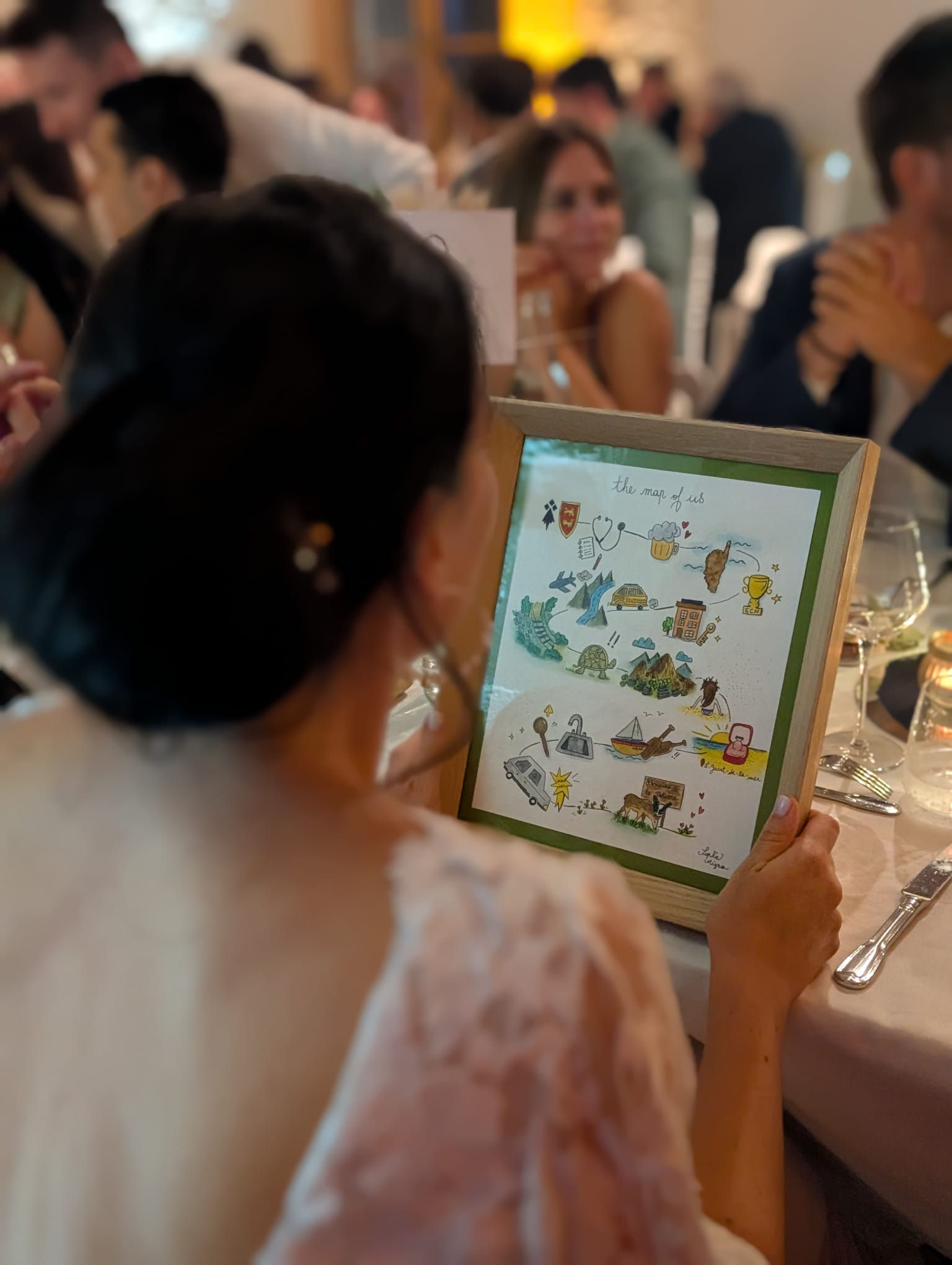 Une femme regarde un menu, texte visible, dans un restaurant, ambiance festive.