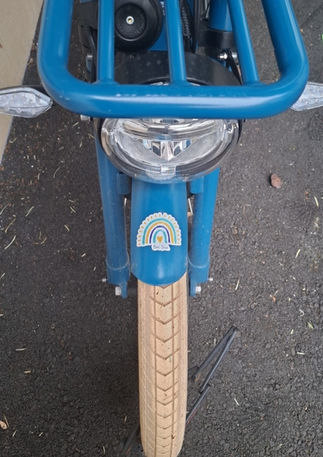 Vélo bleu avec phare et panier. Détails de couleur crème et bleu clair.