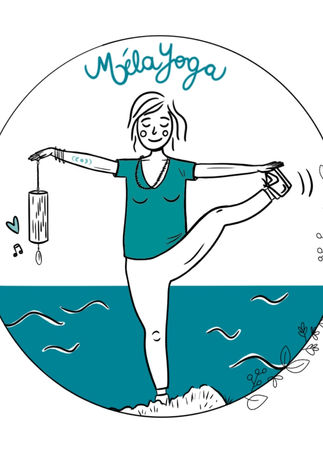 Femme en équilibre sur une jambe, Mila Yoga, tenant une lanterne, fleurs, mer.