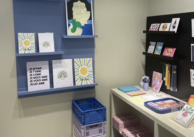Étagères de cartes avec des illustrations et des affiches Les Créations de Sophie Mignon.