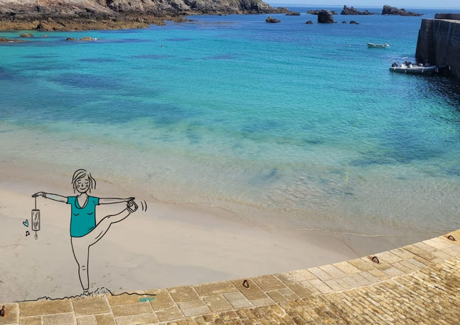 Femme faisant du yoga sur la plage devant la mer bleue Les Créations de Sophie Mignon