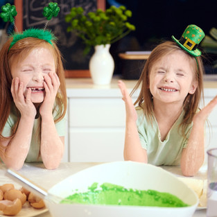 Dos niñas celebrando St Patrick's day
