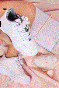 NIÑA ZAPATILLA