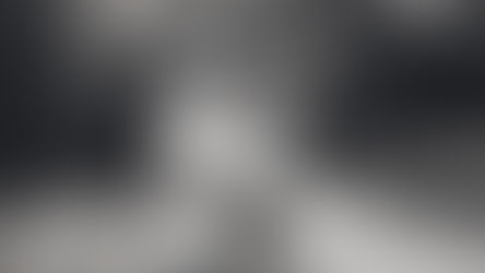 Liebevoll kuschelndes Paar auf einer herbstlichen Wiese im Gegenlicht in Schwarz Weiss