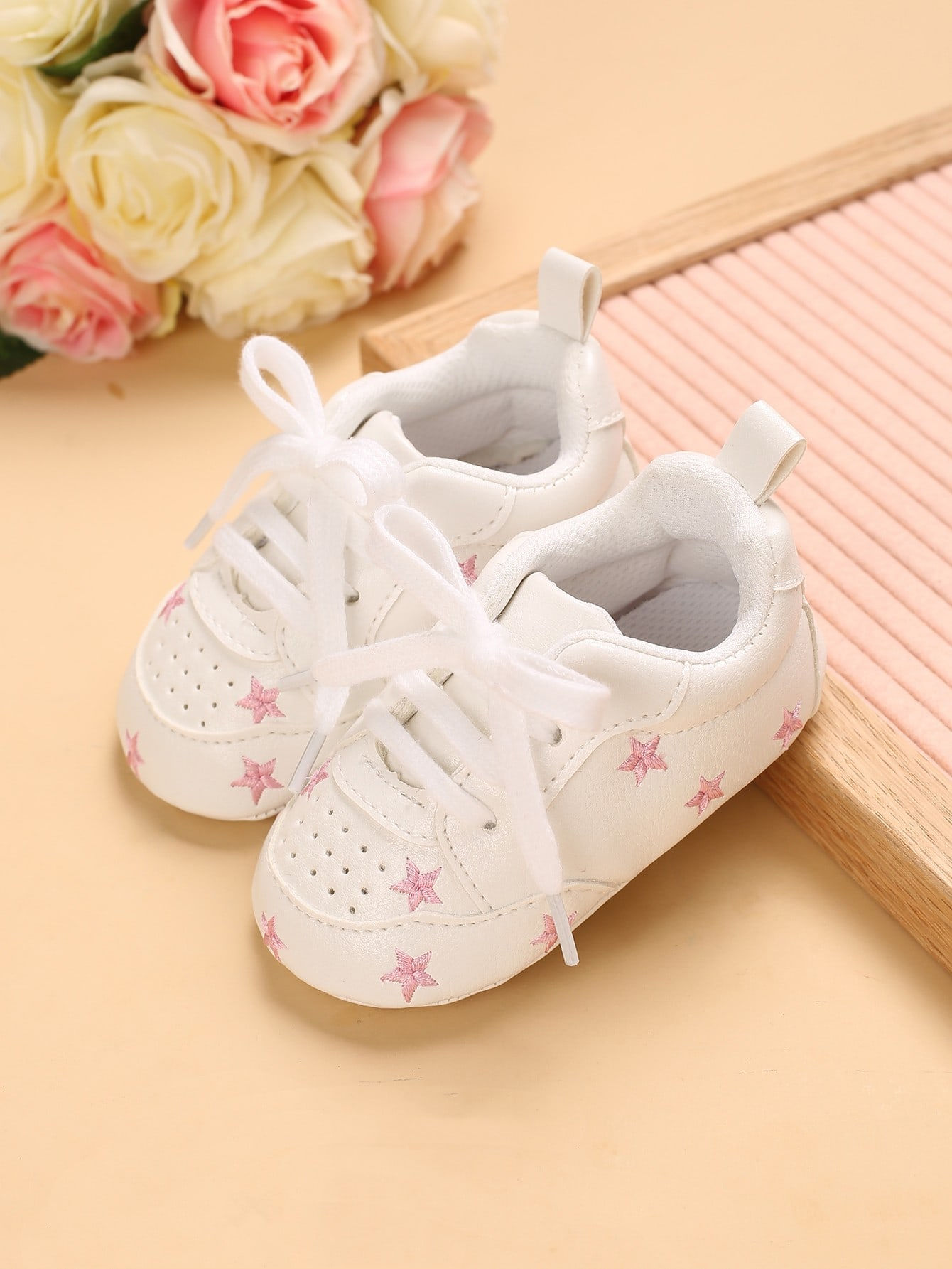 حذاء رياضي بتفاصيل مطرز رباط امامي للاطفال