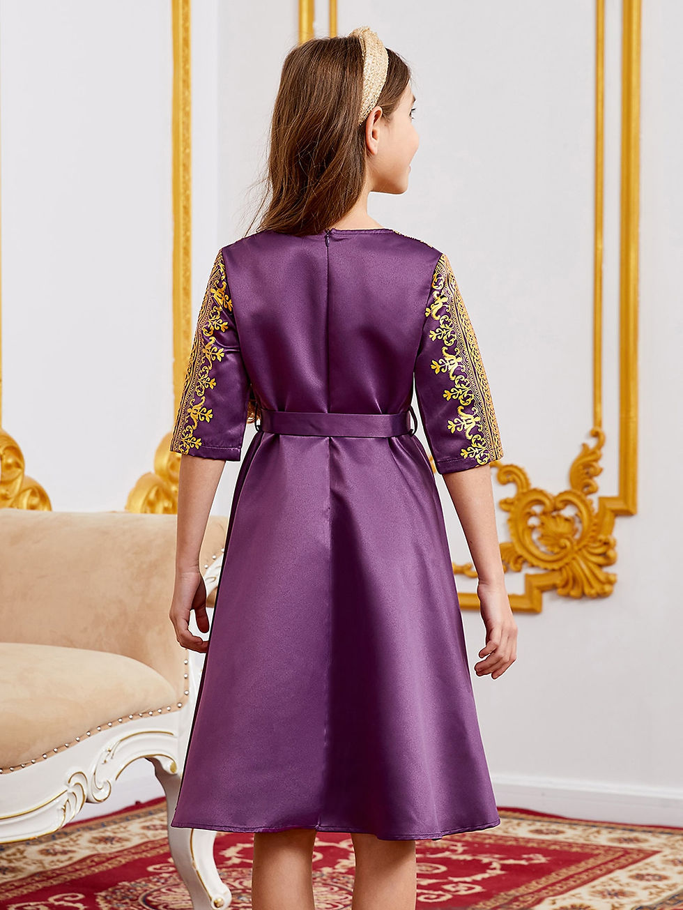 الصورة المصغرة: فستان بحزام زخرف حلوزني ذهبي طباعة بنات