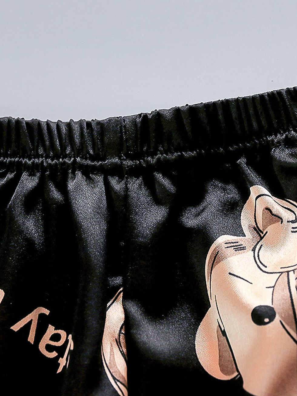 الصورة المصغرة: طقم بيجامة ساتان بشريط متباين وجرافيك دب وعبارة طفل صغير