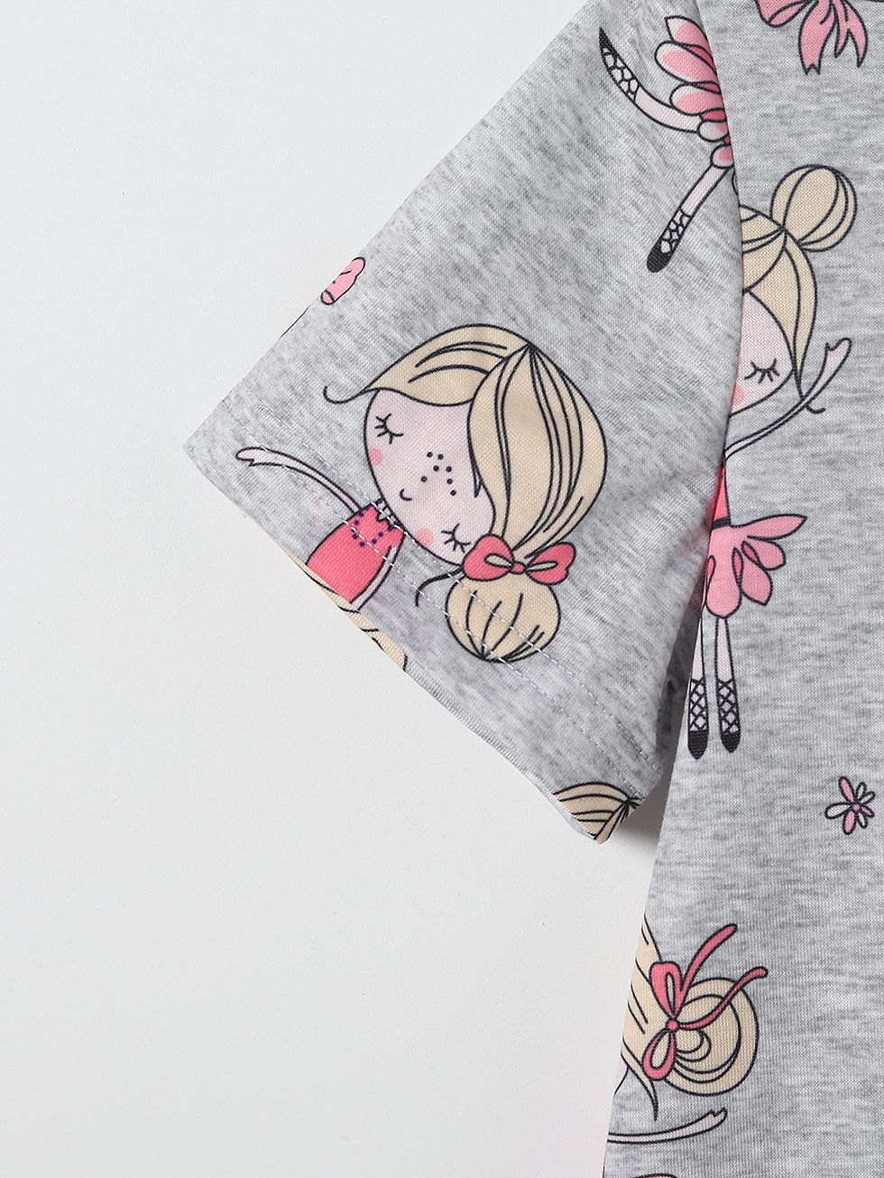 الصورة المصغرة: فستان نوم بأطراف مكشكشة وجرافيك شخصية كرتونية - طفلة صغيرة