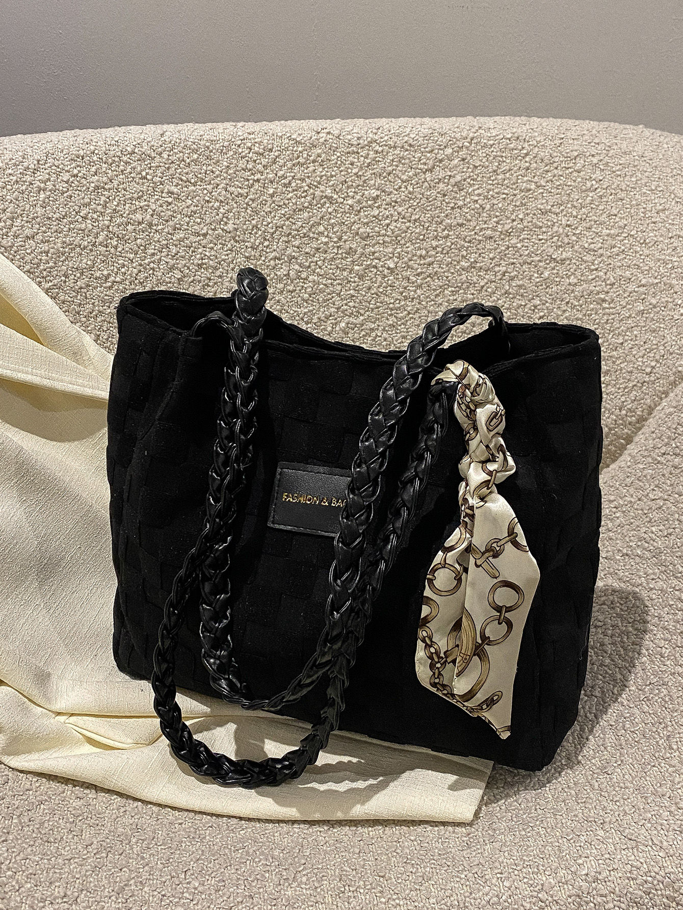 حقيبة كتف قماش مزخرف وشاح تويلي طويل وبرقعة عبارة بتفاصيل منسوج