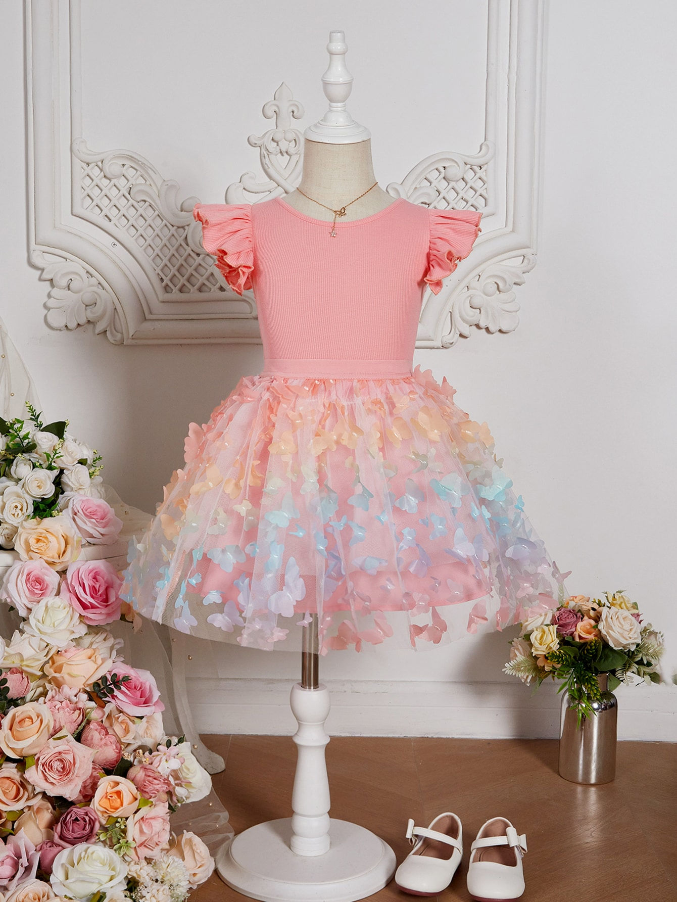 للبنات الصغار تي شيرت اكتاف مكشكش محبوك مضلع و طقم تنورة فراشة مزين شبكة