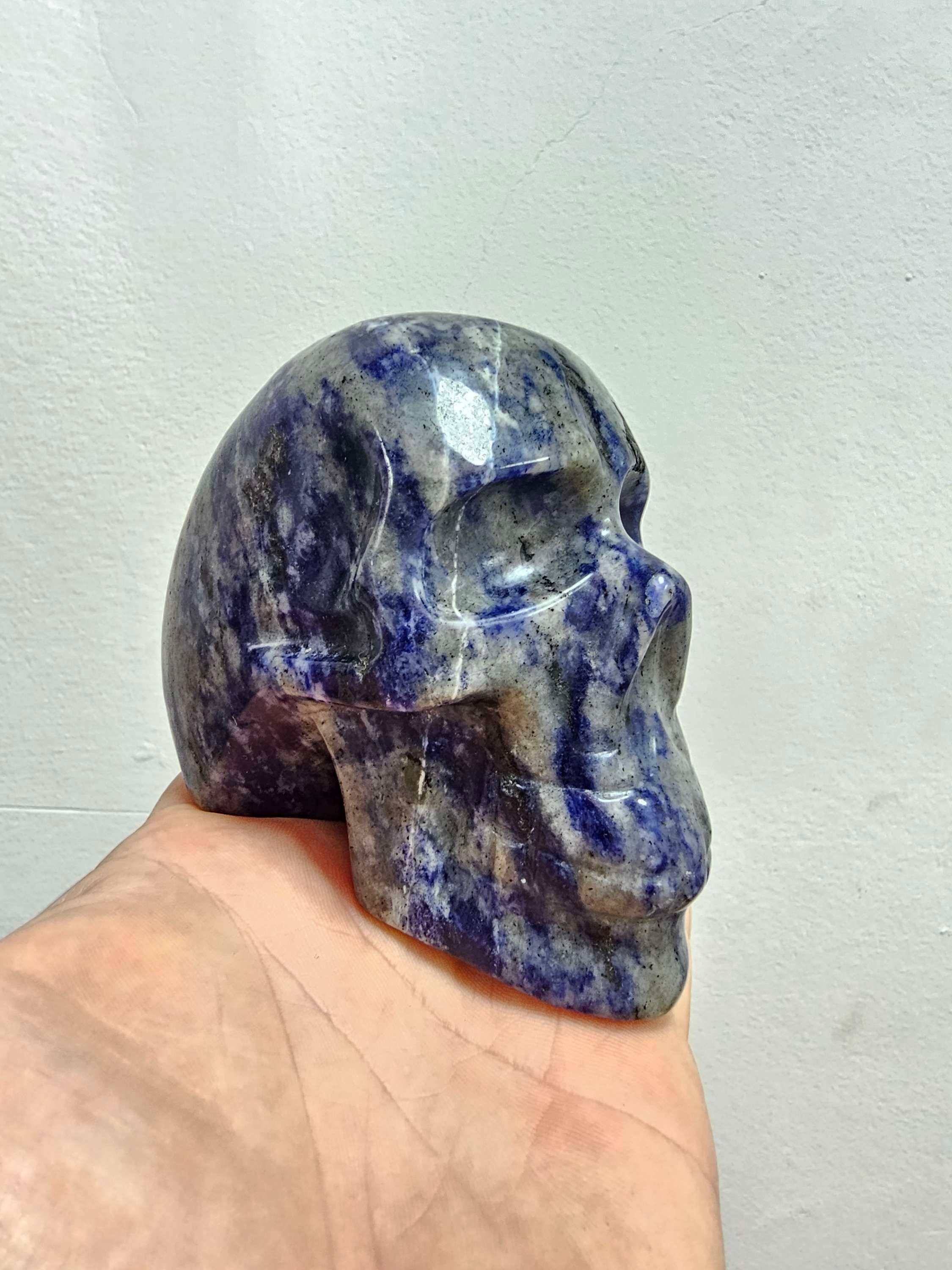 Crânio em sodalita 