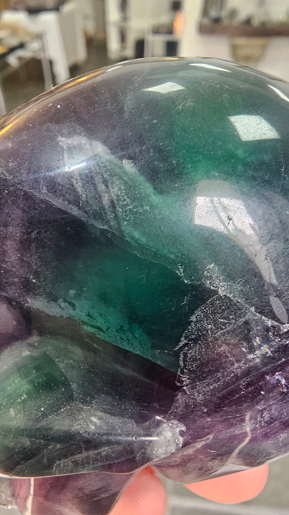 Miniatura: Crânio em fluorita arco-íris