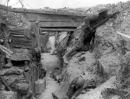 Fotografia de soldados britânicos da Companhia A, 11º Batalhão, Regimento de Cheshire.
Local: França, cantão de Albert, em Ovillers-la-Boisselle.
Batalha de Somme, 1º de julho a 18 de novembro de 1916.