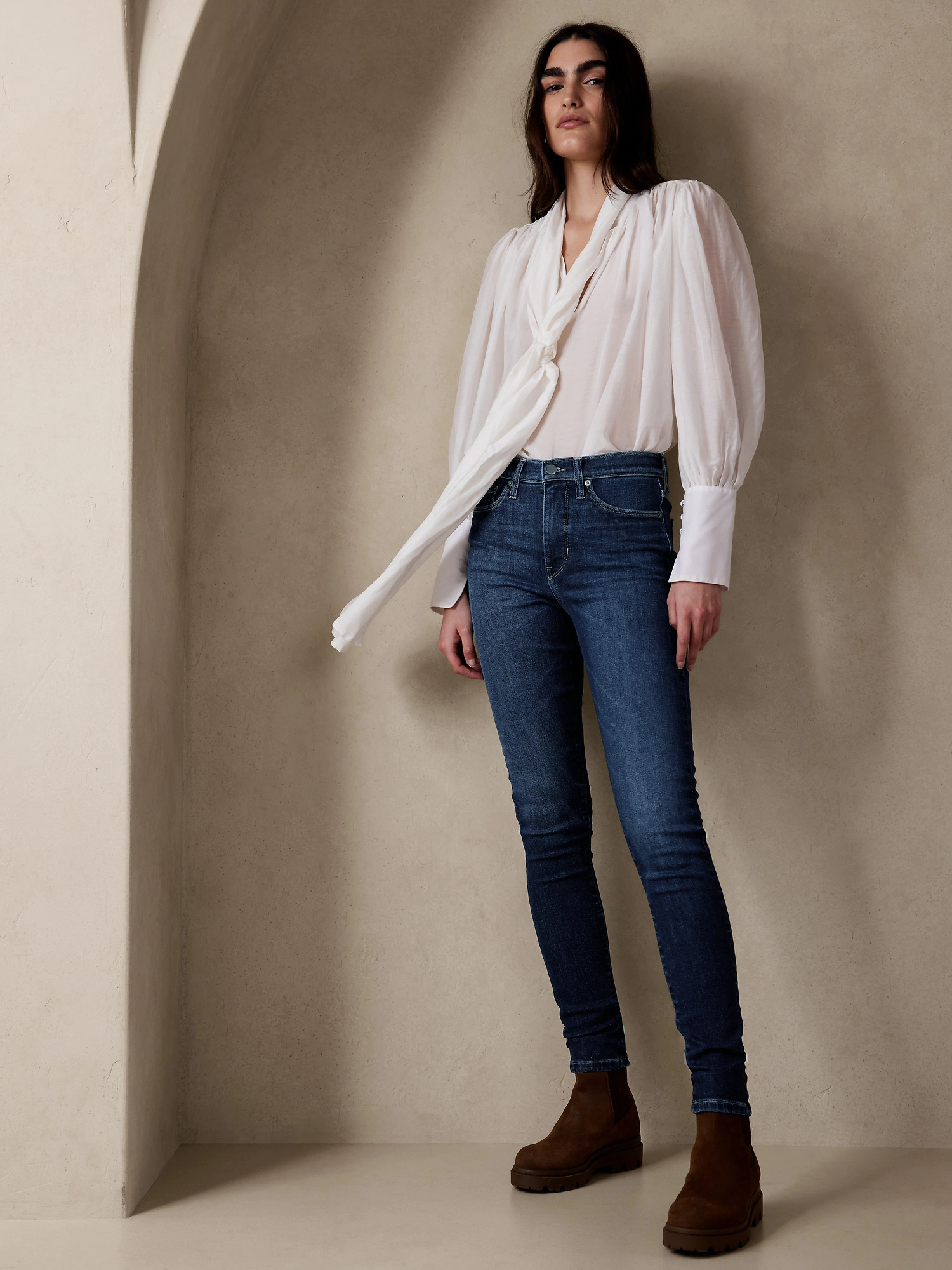 7 Tops to Wear With Dark Blue Jeans