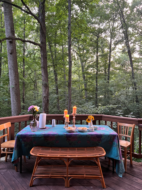table dressée sur une terrasse en bois devant la forêt