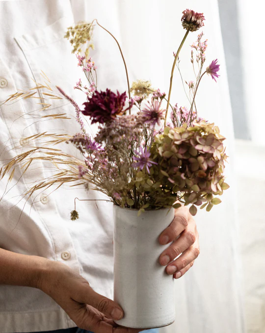 vase emmaillée blanc et bouquet sauvage fra atelier
