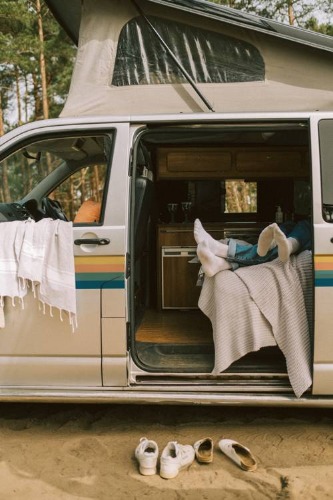 couple allongé dans un van california Hoxton