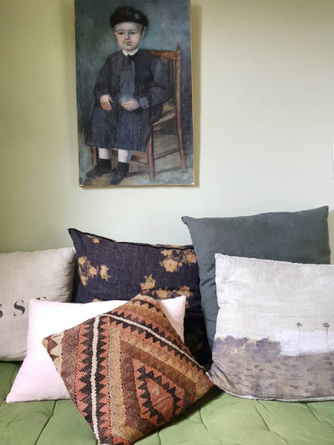 détail du décor du gîte lepiceriedupape avec des coussins et un tableau peint